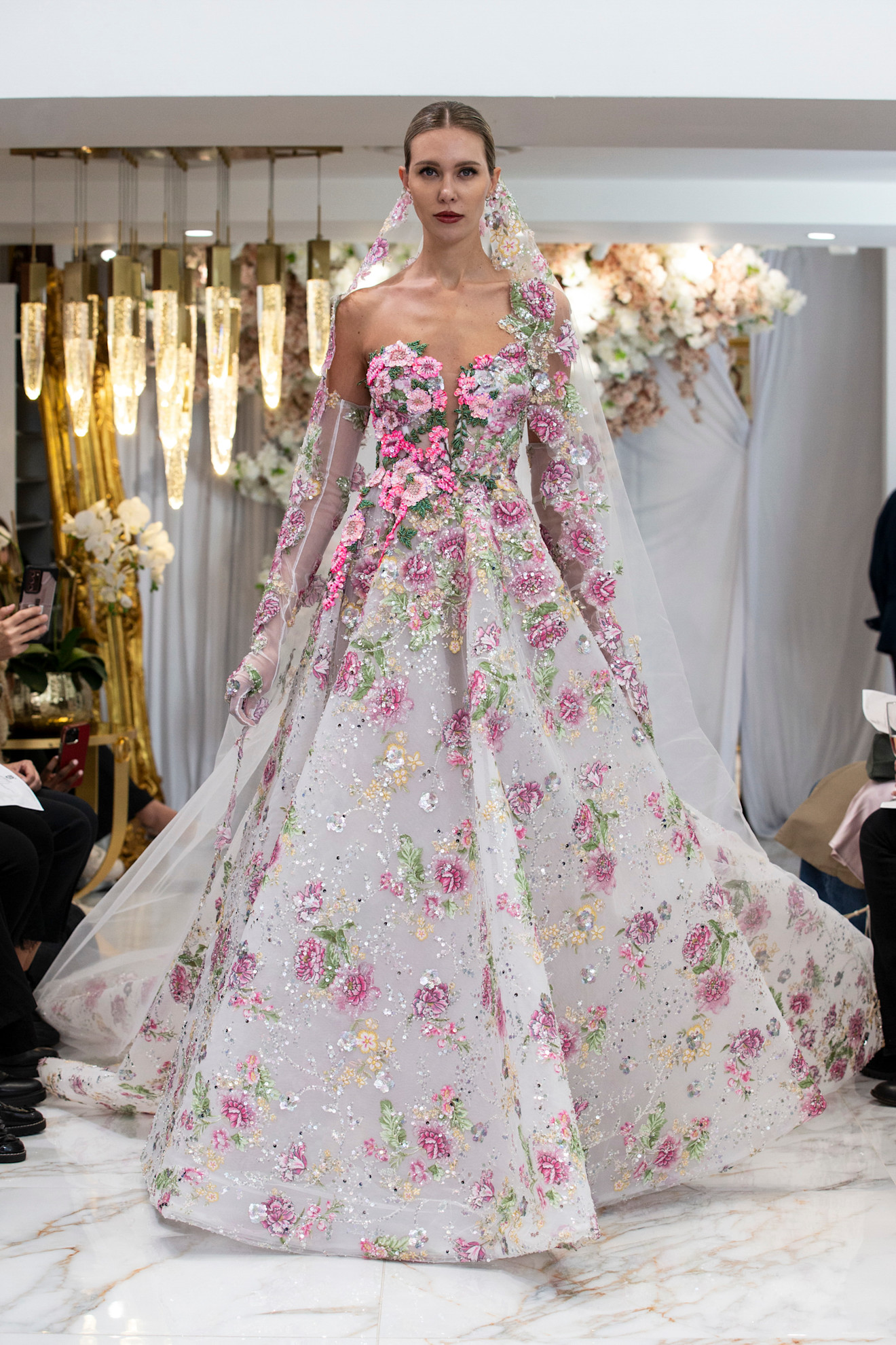 ألوان جريئة في إطلالات زفاف أسي أزينابور لخريف 2026