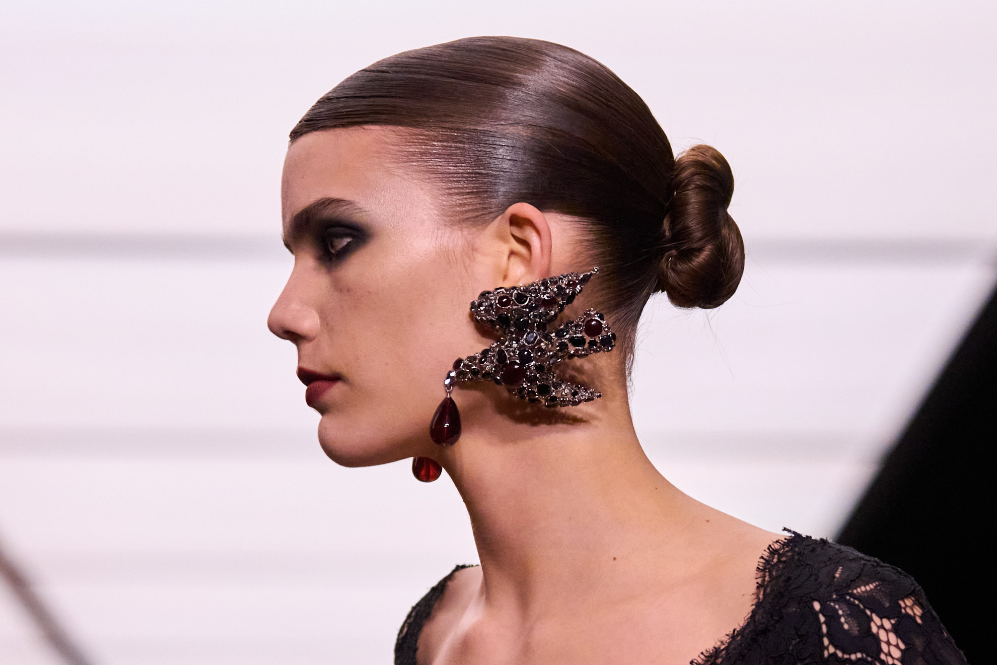 ألوان جريئة وصيحات جمالية متميّزة في شتاء 2027 من دار Saint Laurent