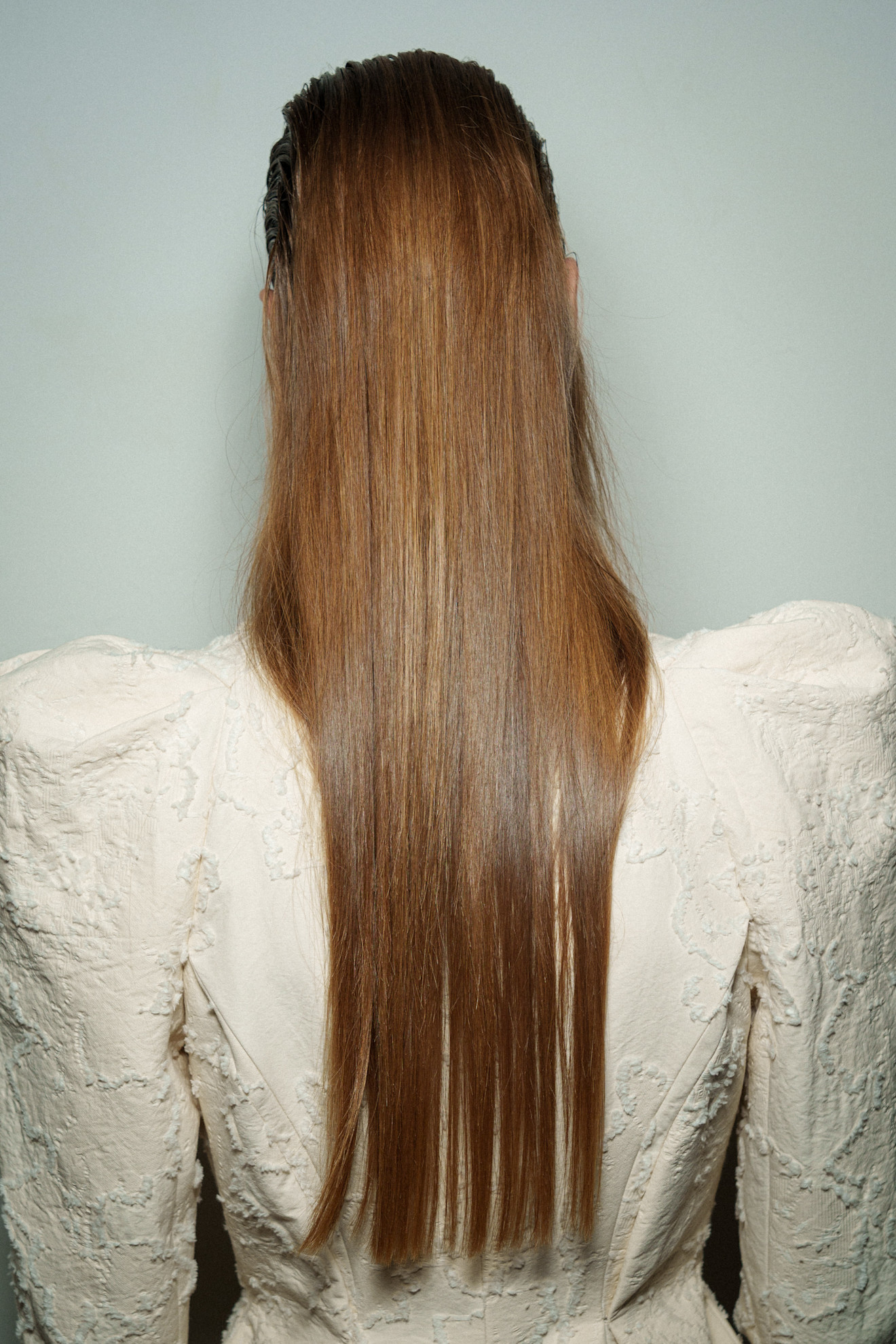 ألوان صبغات الشعر البني الفاتح لربيع 2026 من دار Meruert Tolegen