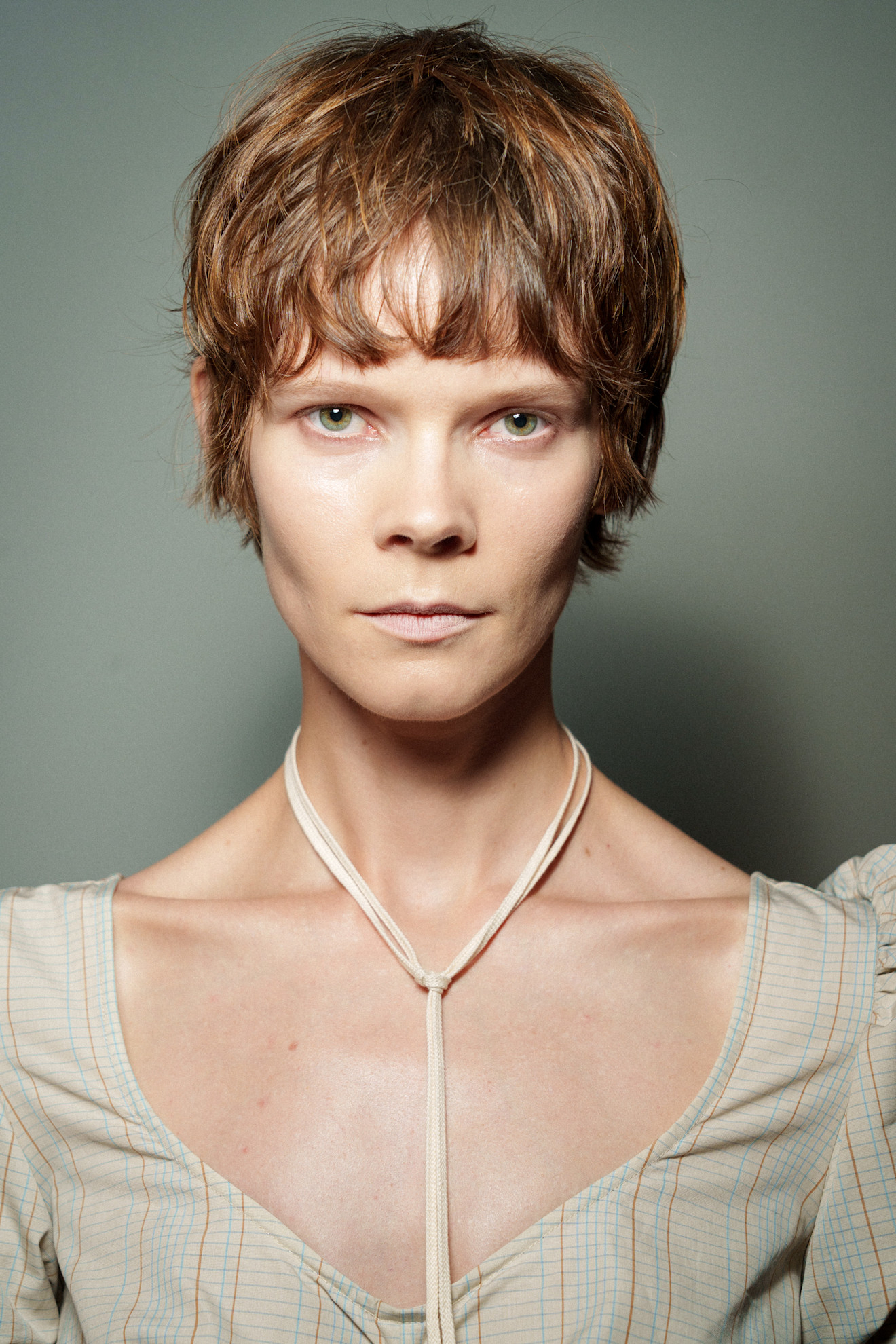 ألوان صبغات الشعر البني مع الخصل العسلية من دار Meruert Tolegen