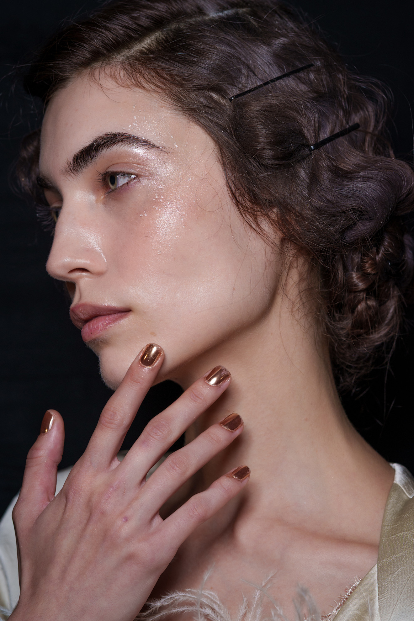 ألوان مناكير برونزية براقة  من دار Antonio Marras