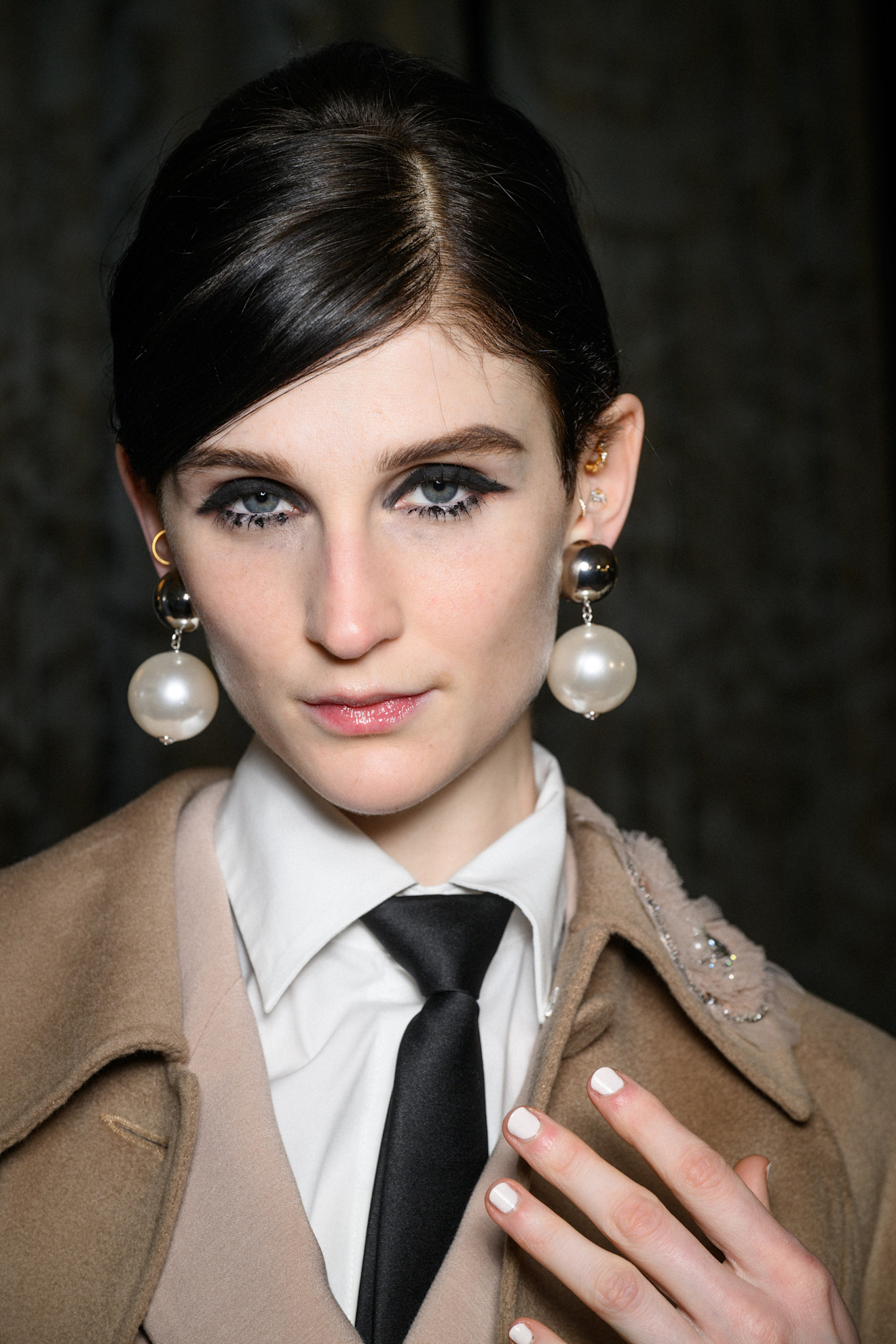 ألوان مناكير بيضاء وكثيفة من دار Huishan Zhang