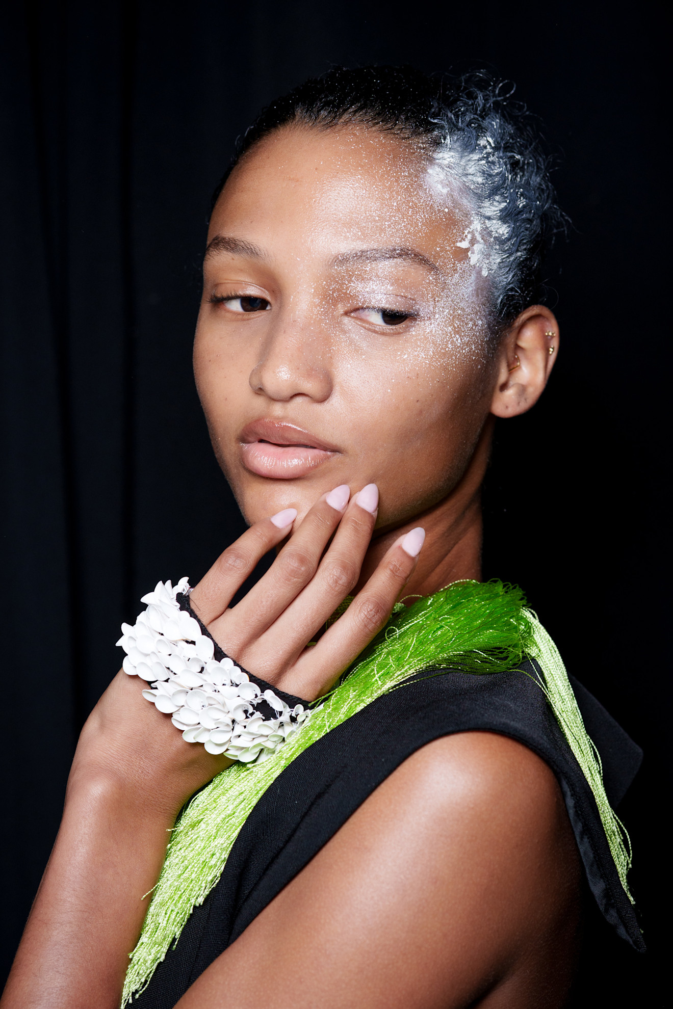 ألوان مناكير زهرية لماعة من دار Diotima