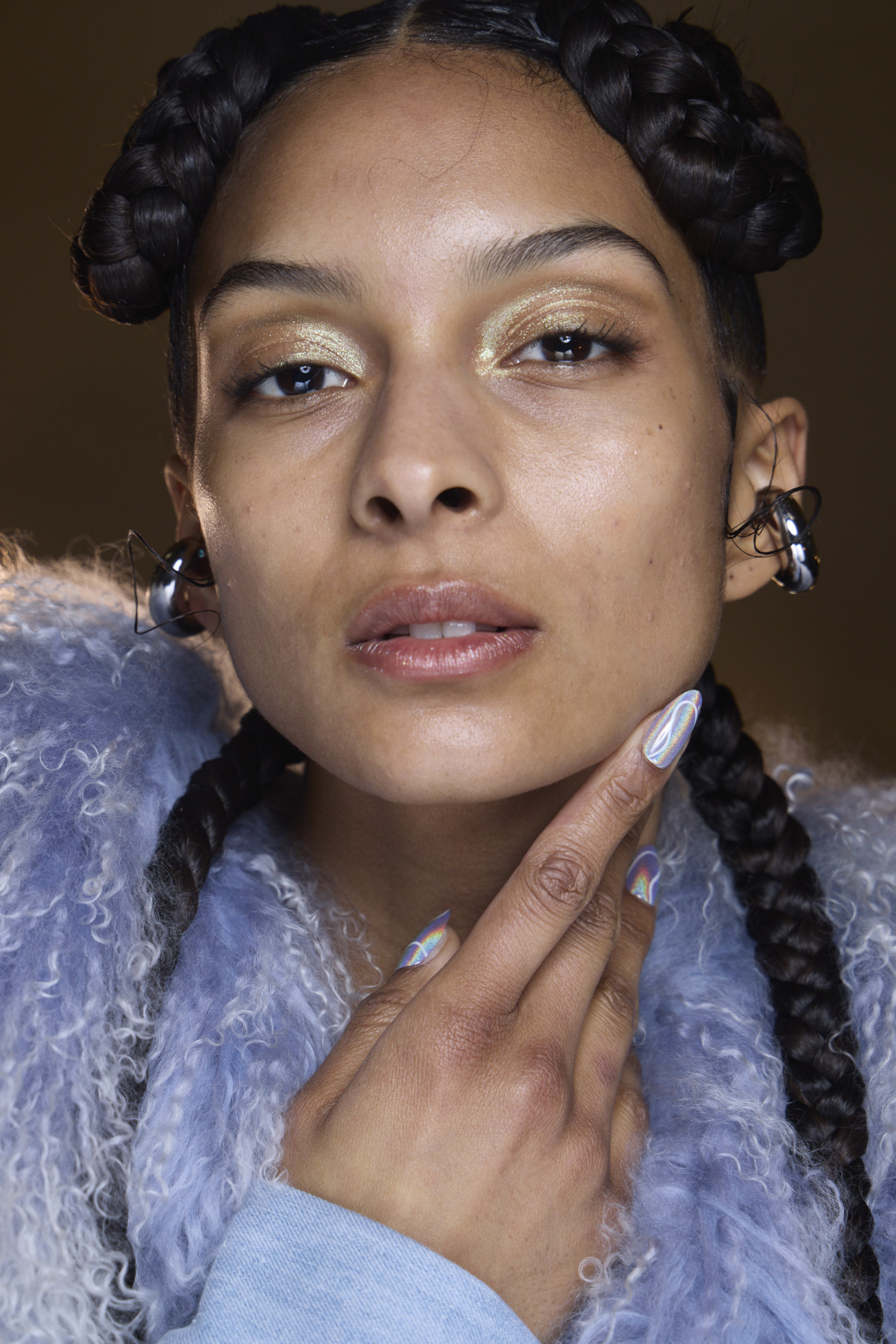 ألوان مناكير فضية ومتموجة من دار Lapointe