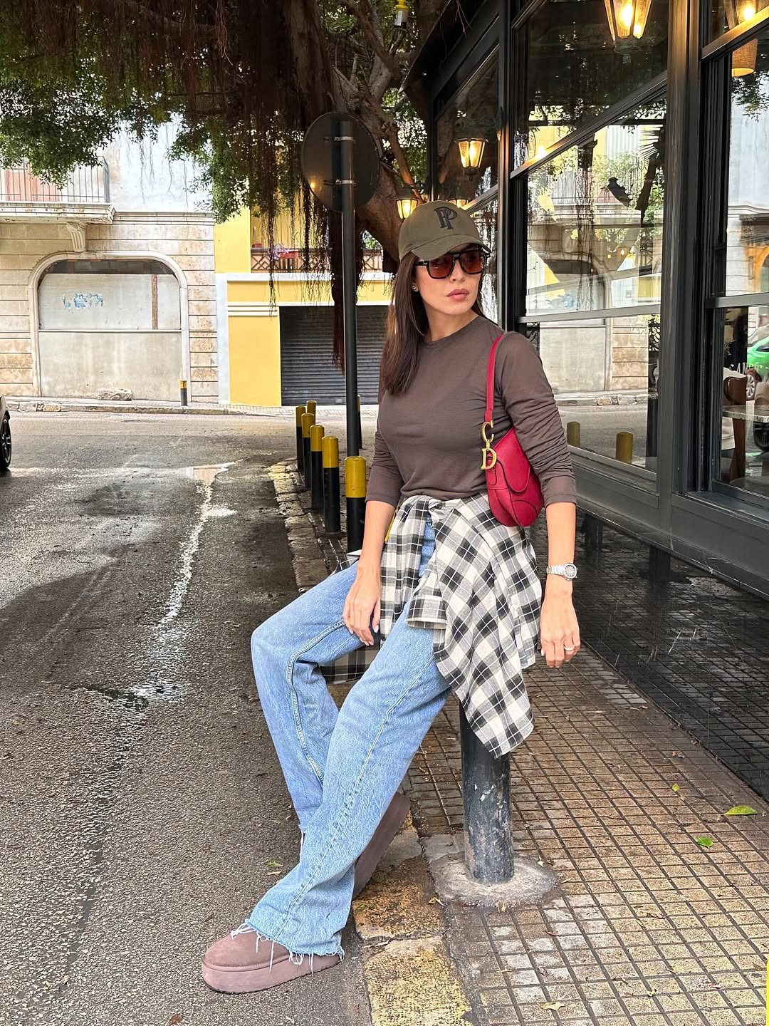 أمل ببنطال الدنيم الواسع باللون الأزرق الفاتح