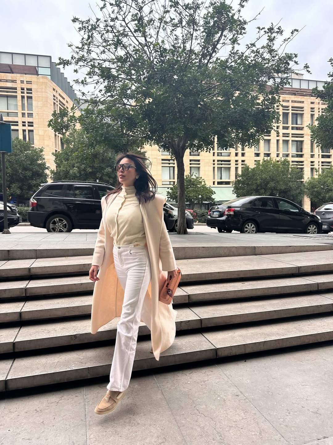 أمل بمعطف صوفي طويل بنفس اللون البيج