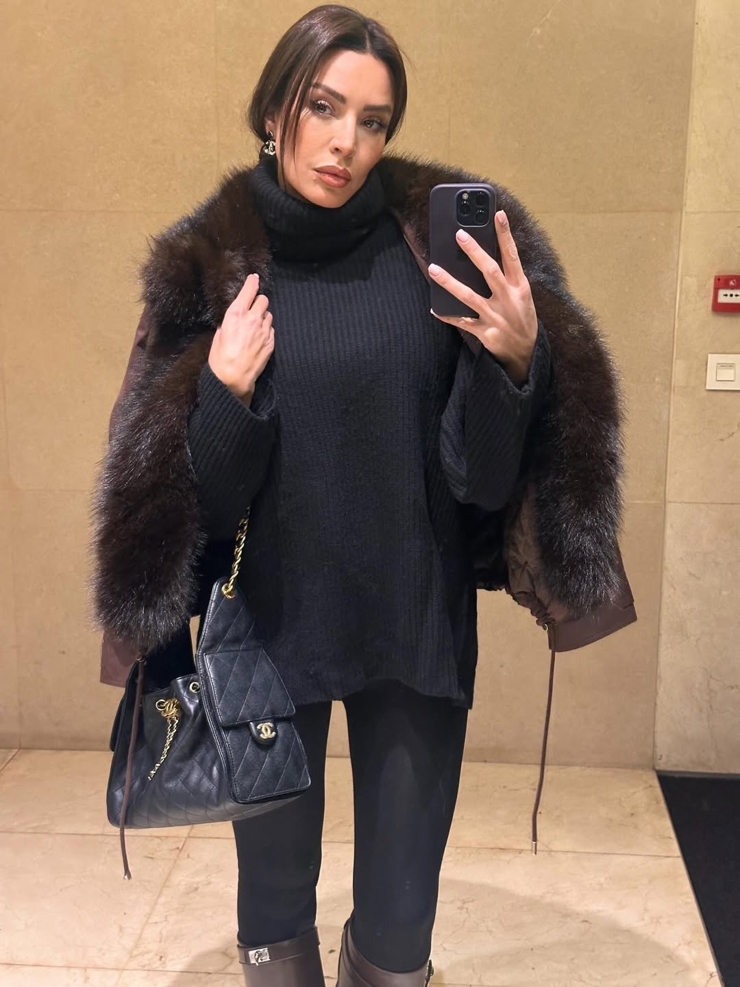 أمل بوشوشة ببلوزة صوفية بنفس اللون بقصة أوفر سايز وجاكيت باللون البني