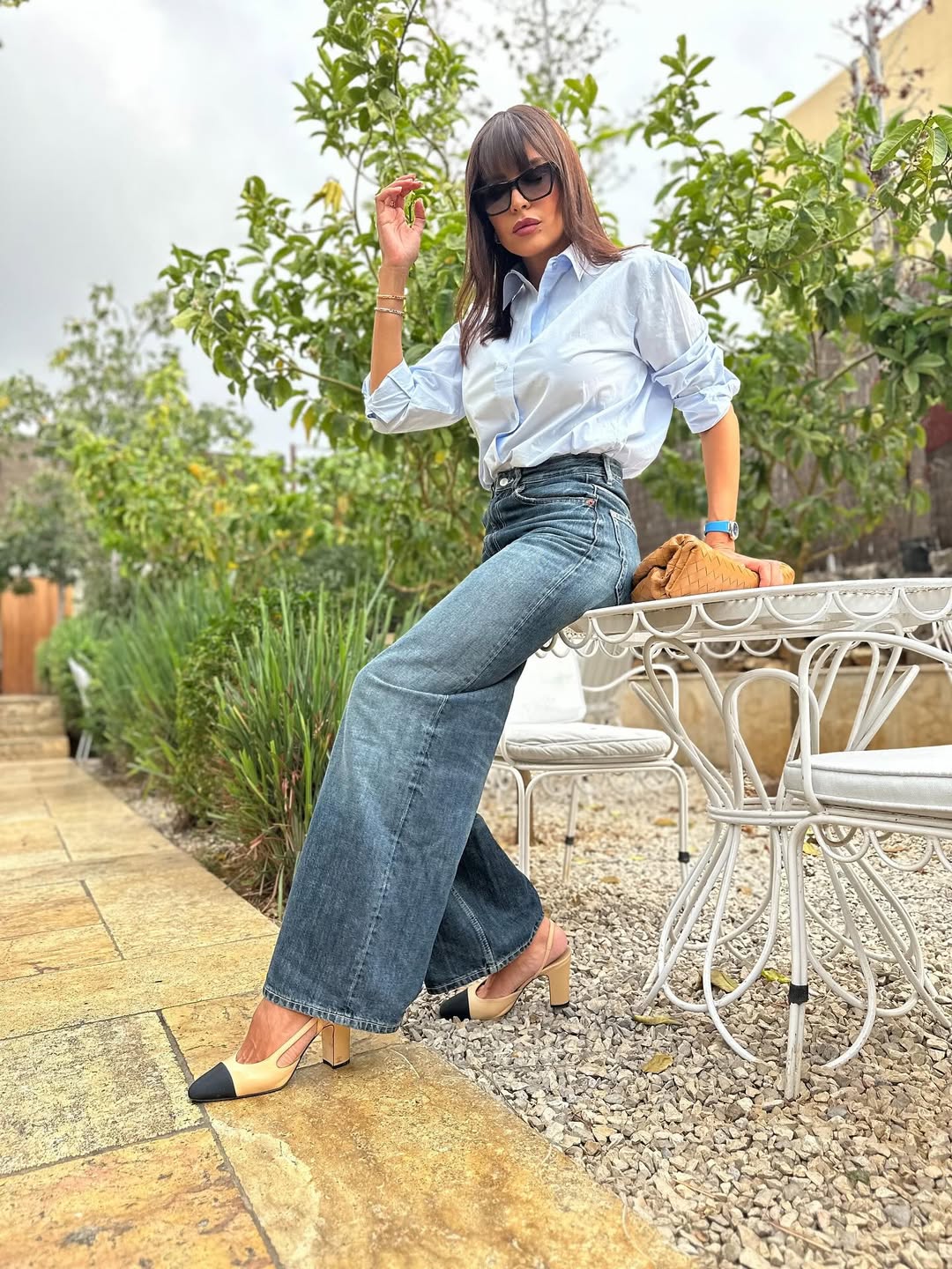 أمل بوشوشة ببنطال الدنيم الشاحب مع قميص مريح باللون الأزرق الفاتح