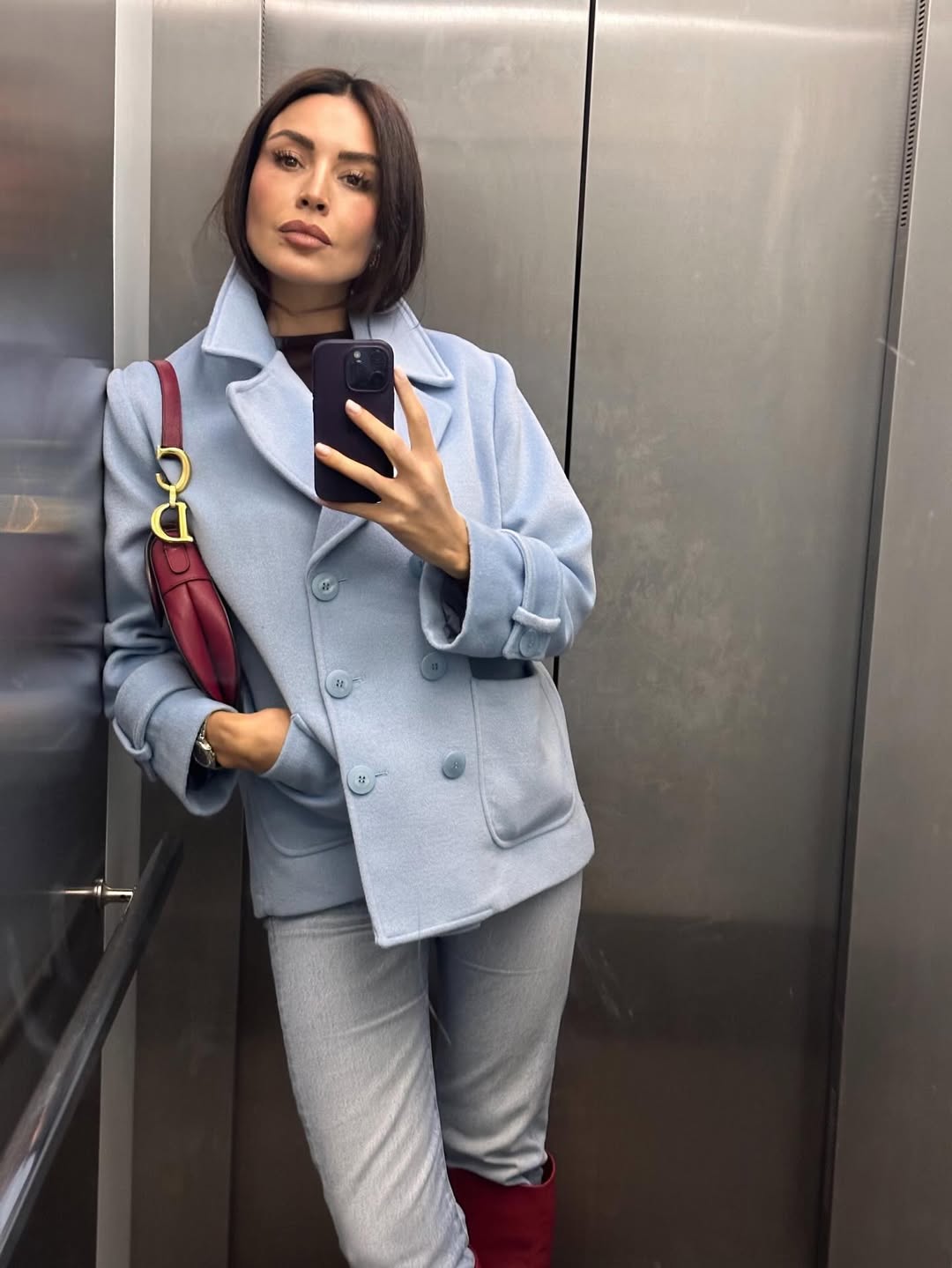 أمل بوشوشة ببنطال الدنيم باللون الأزرق  وجاكيت من الصوف بنفس اللون