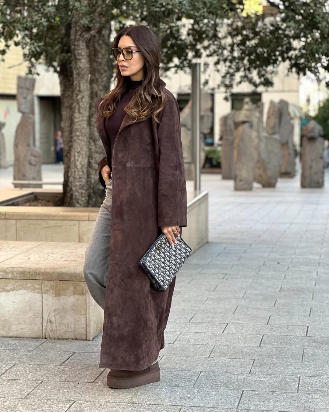 أمل بوشوشة بجاكيت طويل من المخمل باللون البني