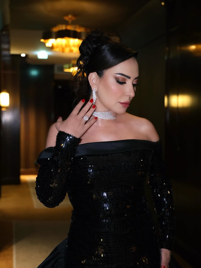 أمل عرفة بمكياج سموكي جذاب