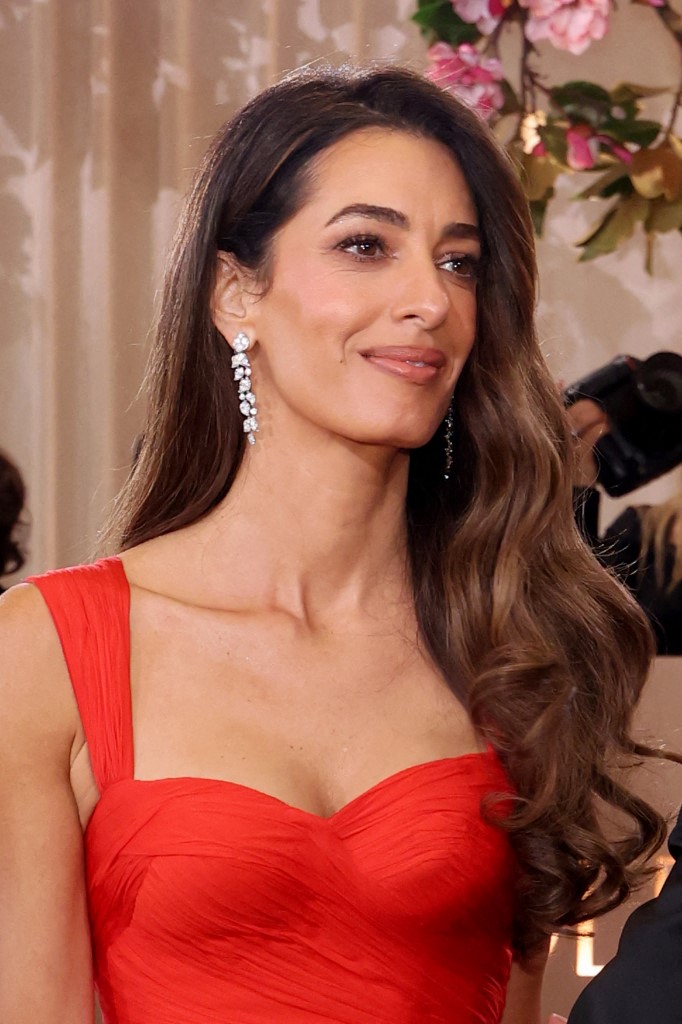 أمل كلوني بأقراط متدلية مرصّعة بالألماس عززت بريق طلّتها الفارهة