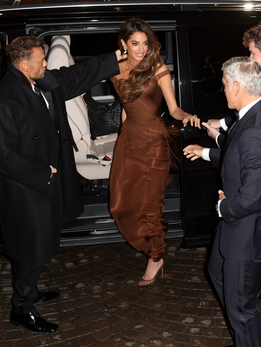 أمل كلوني بفستان سهرة فاخر من تصميم Versace