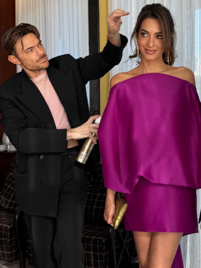  أمل كلوني بفستان قصير باللون البنفسجي