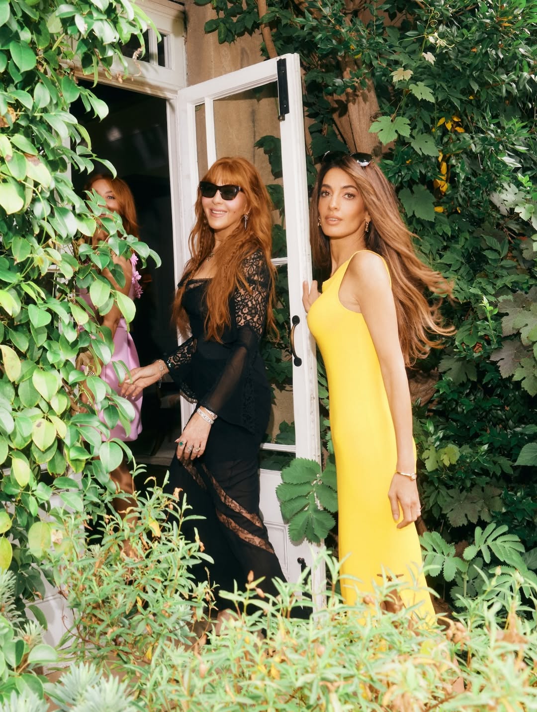  أمل كلوني بفستان كلاسيكي أصفر بقصة ضيقة تتخطى طول الركبة