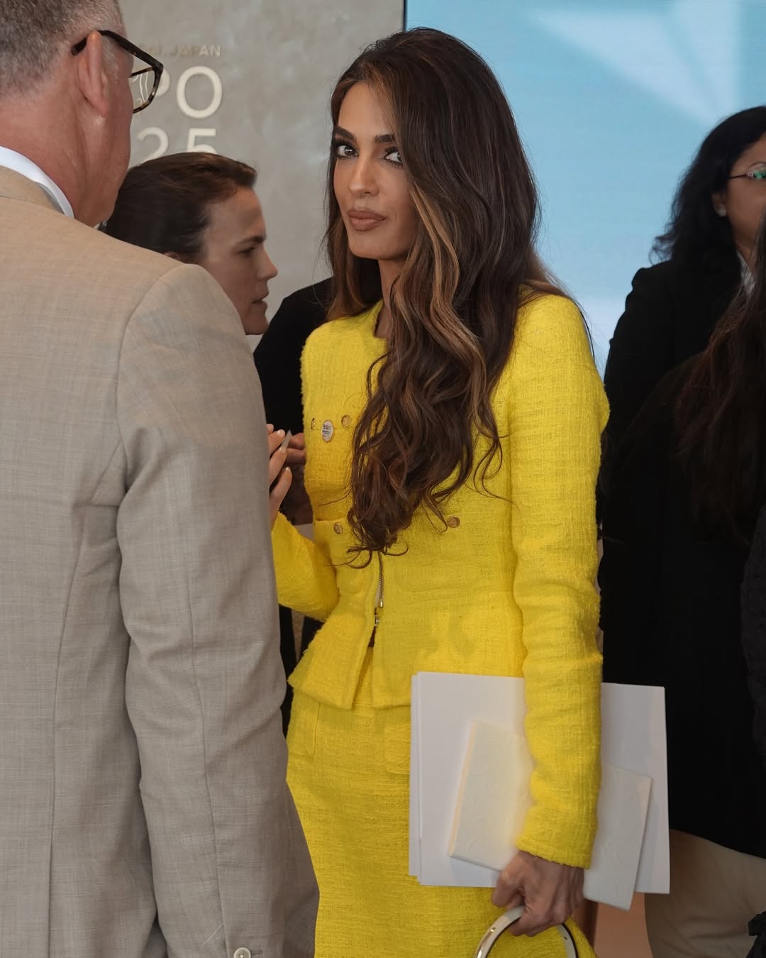 أمل كلوني ترتدي طقم من التويد باللون الأصفر من Giambattista valli