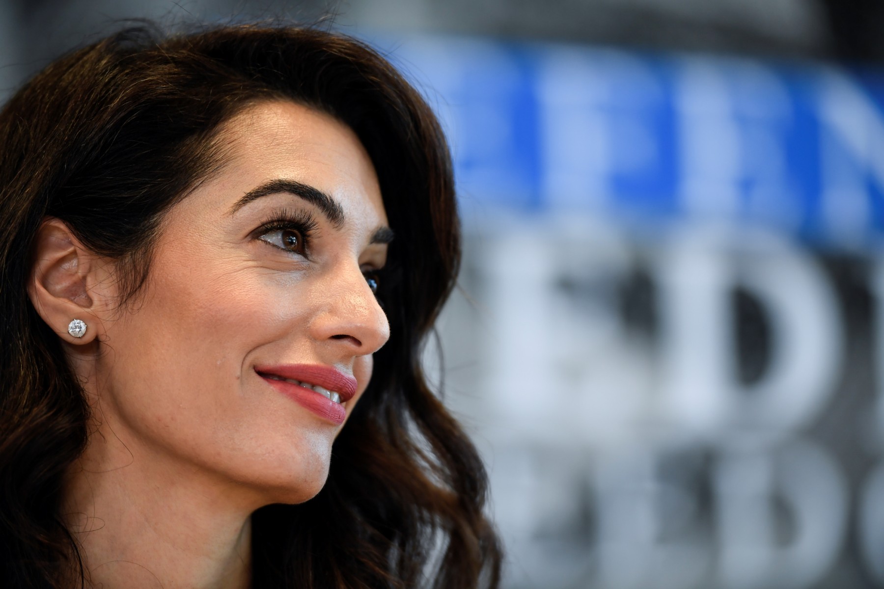 أمل كلوني Amal Clooney بأقراط ناعمة من الألماس الدائري الشكل من VANLELES