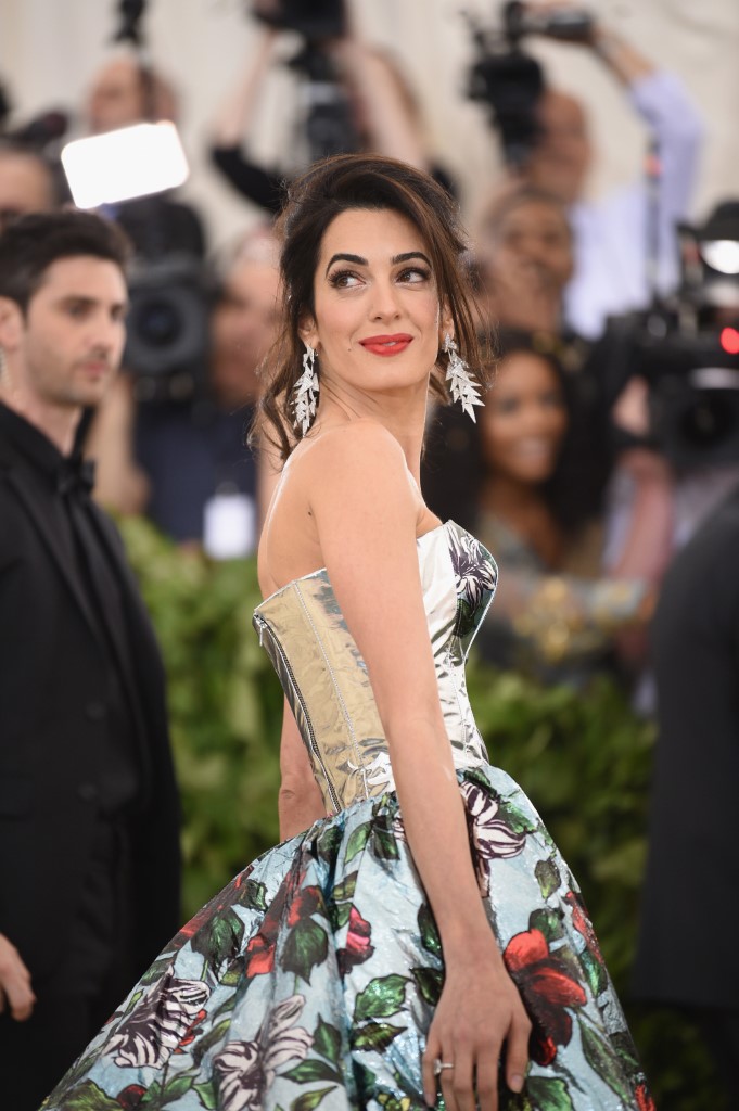 أمل كلوني Amal Clooney بأقراط وسوار وخاتم من الألماس المتلألئ من توقيع علامة المجوهرات LORRAINE SCHWARTZ