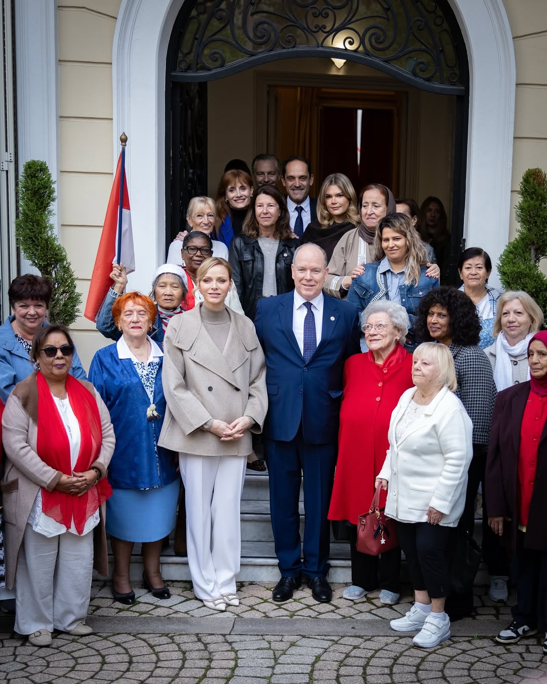  أميرة موناكو بزي رسمي مريح بين اللون البيج والأبيض