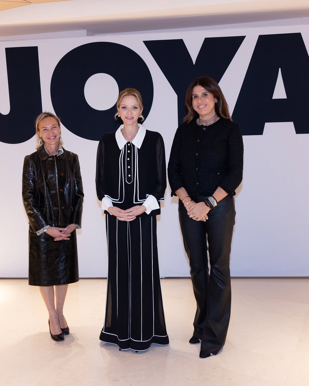  أميرة موناكو بطقم من البنطال الأسود بتصميم تنورة وبلوزة سوداء