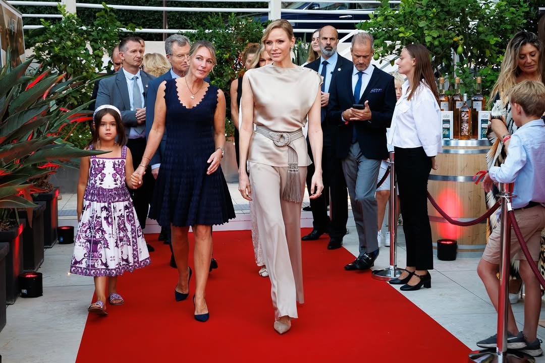 أميرة موناكو ترتدي طقما رقيقا من الحرير باللون الشامبين