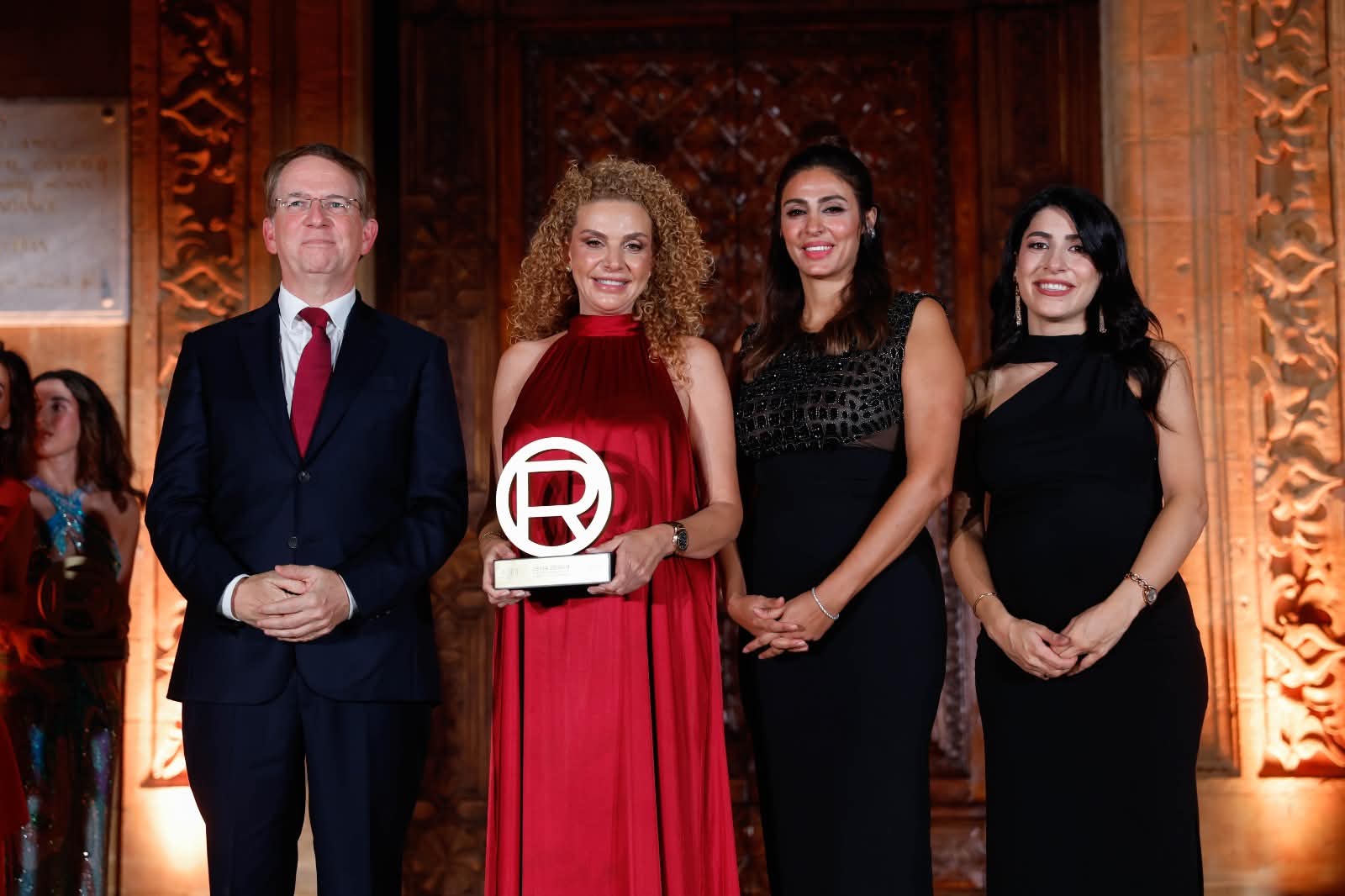 أميلي وهاب حرب خلال تسليم إحدى المكرّمات جائزة Women of Worth 2026، احتفاءً بإنجازاتها وتأثيرها.