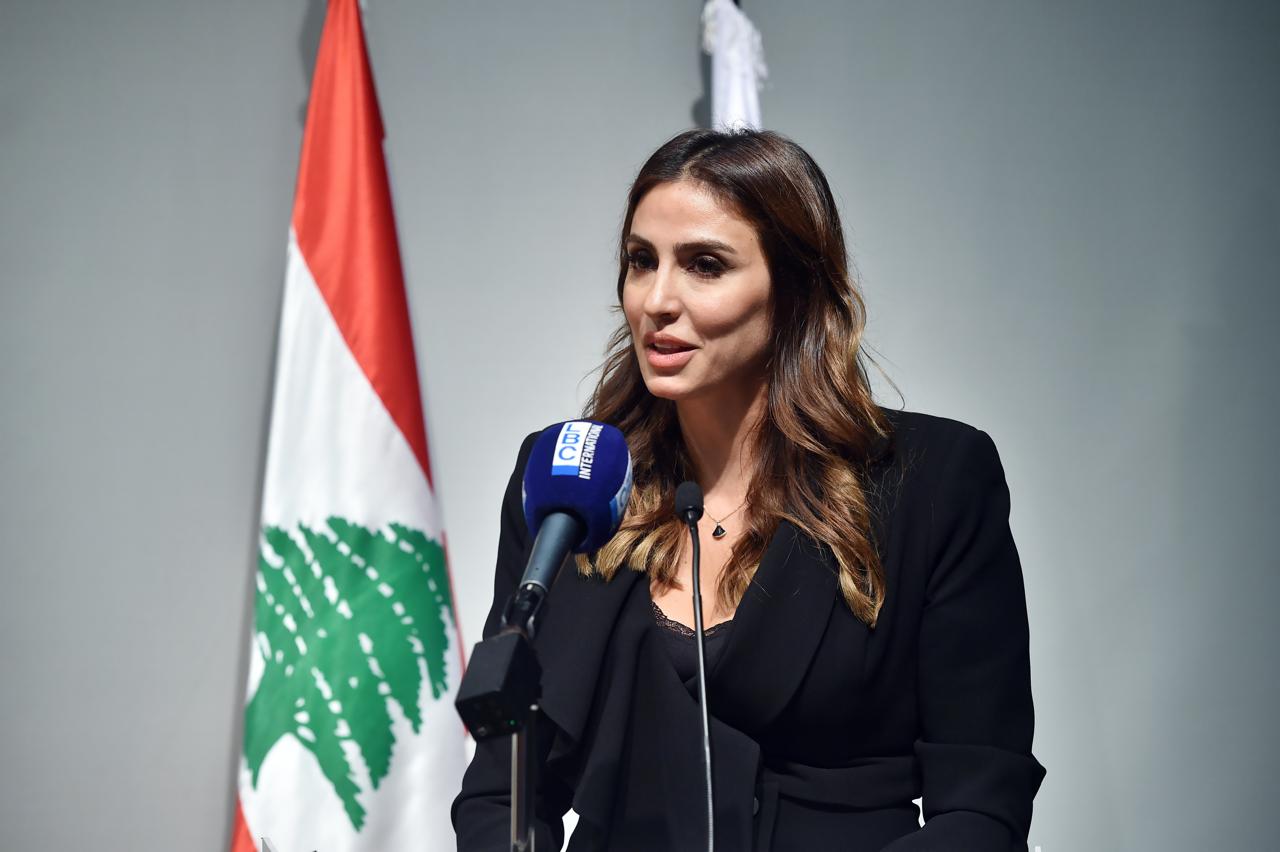 أميلي وهاب حرب خلال مشاركتها في فعالية رسمية في لبنان، متحدثةً عن دور المرأة وأهمية تمكينها.