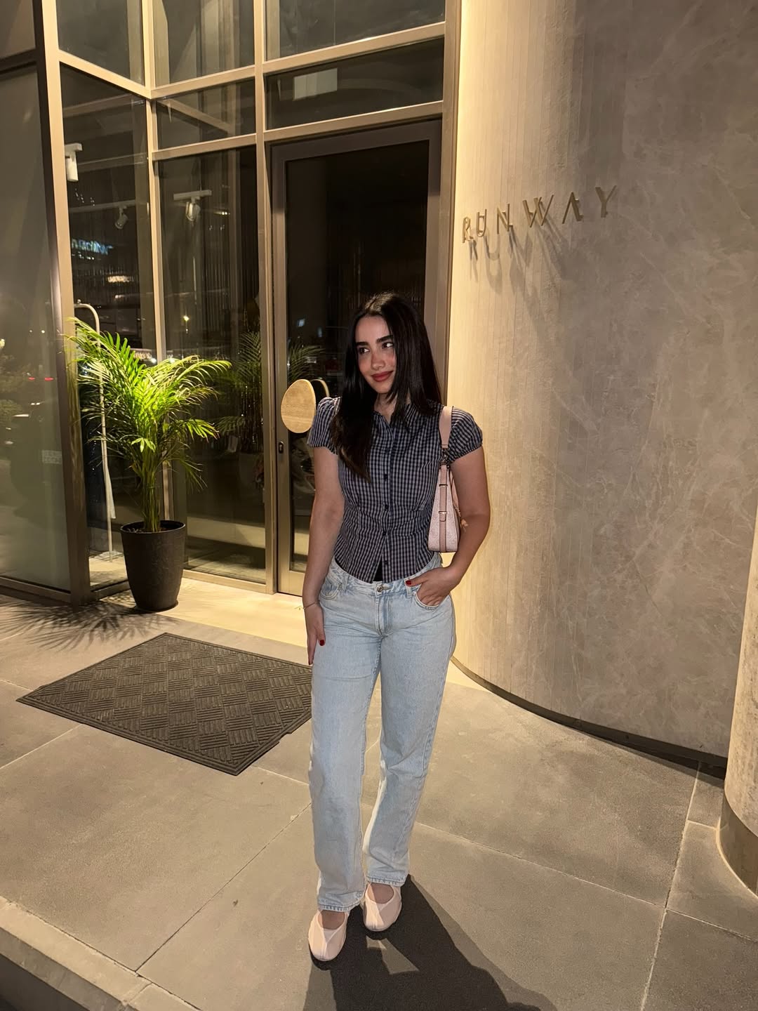 أميمة جواد الشكرجي بإطلالة صباحية هادئة بستايل بنطال الجينز باللون الأزرق الفاتح