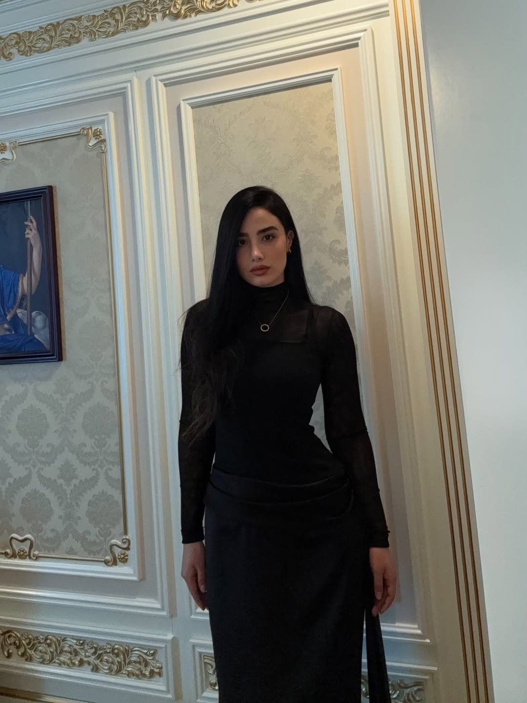 أميمة جواد الشكرجي بستايل الفستان المجسم باللون الأسود الموحد