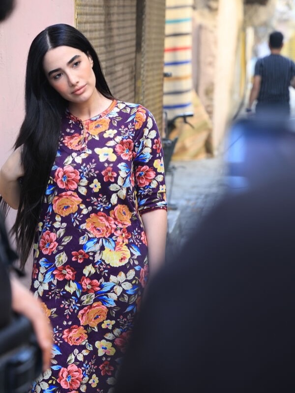 أميمة جواد الشكرجي فستان ميدي بقصة مستقيمة مصمم بأكمام متوسطة الطول