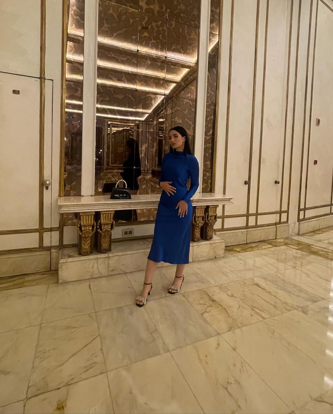 أميمة جواد عن أناقتها بصيحة فستان الحرير باللون الأزرق الملكي