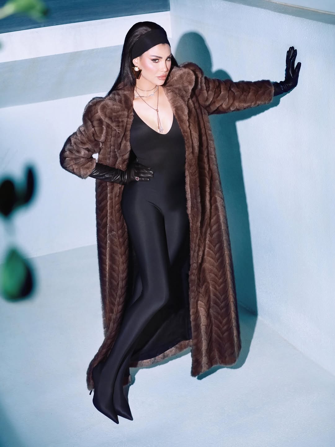 أميمة طالب بجمبسوت مطاطي بقفاز عالي من الجلد الأسو