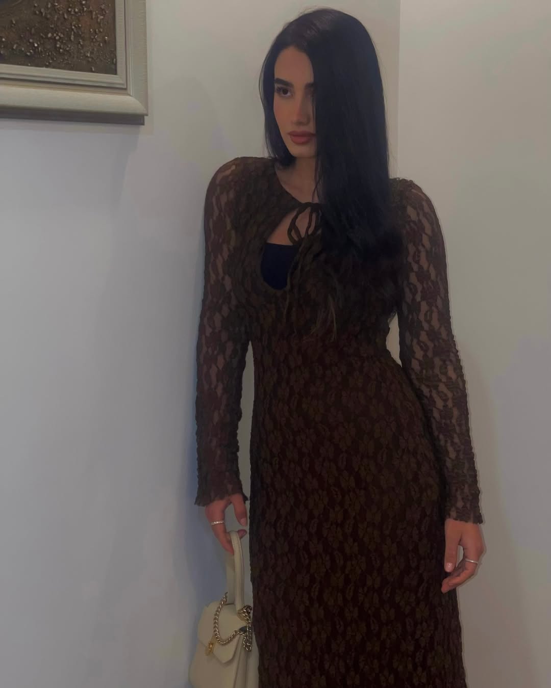 أميمة جواد ترتدي فستانا طويلا مصمم بالدانتيل البني المطرز بالورود