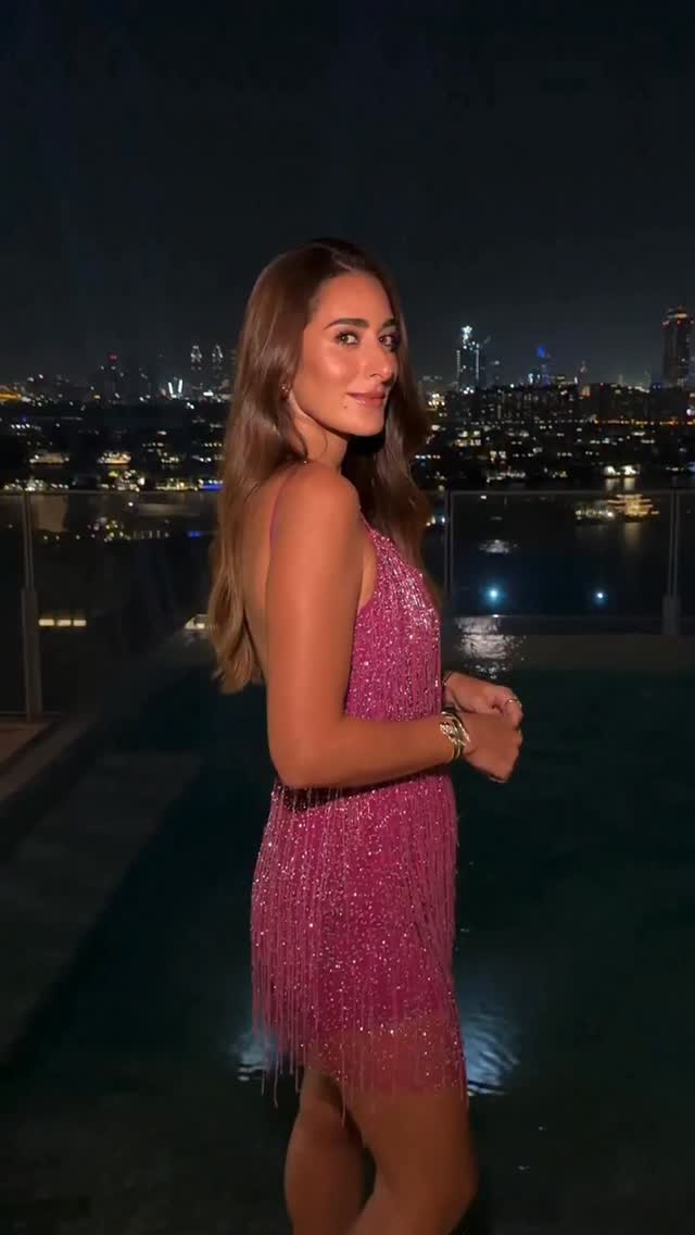 أمينة خليل ا ترتدي فستانا قصيرا باللون الزهري