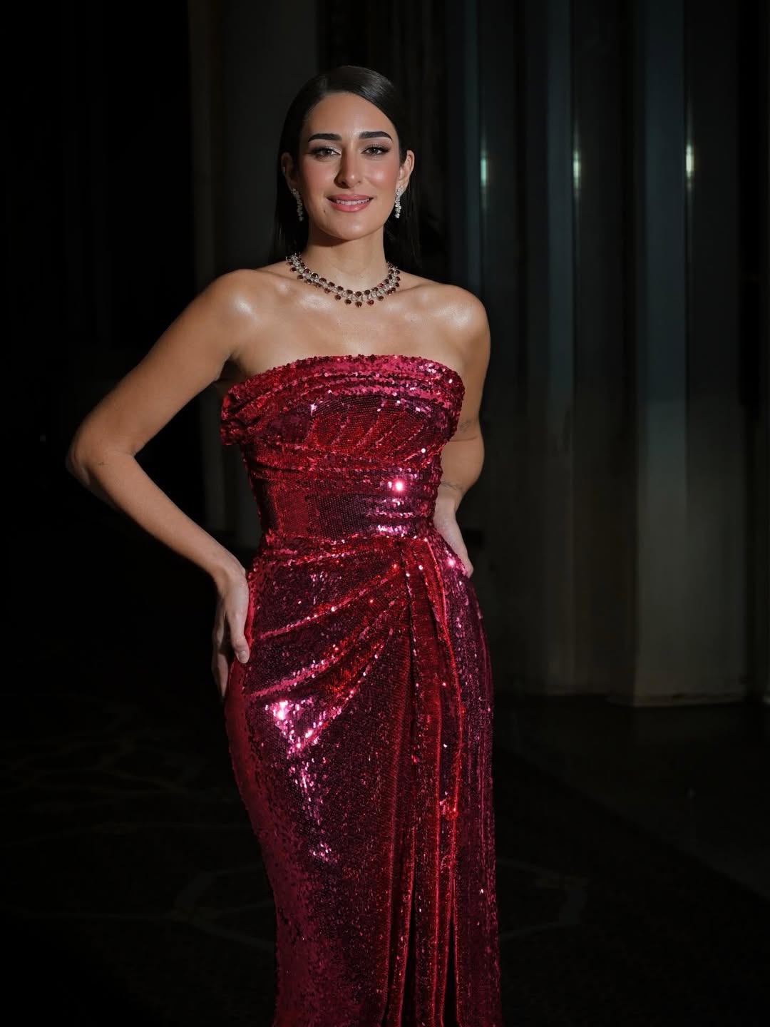 أمينة خليل التي ارتدت فستانا مرصعا بالترتر الأحمر البراق