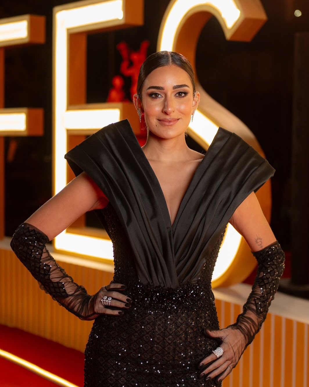 أمينة خليل بأقراط ماسية وخواتم برّاقة من علامة GLAMOUR