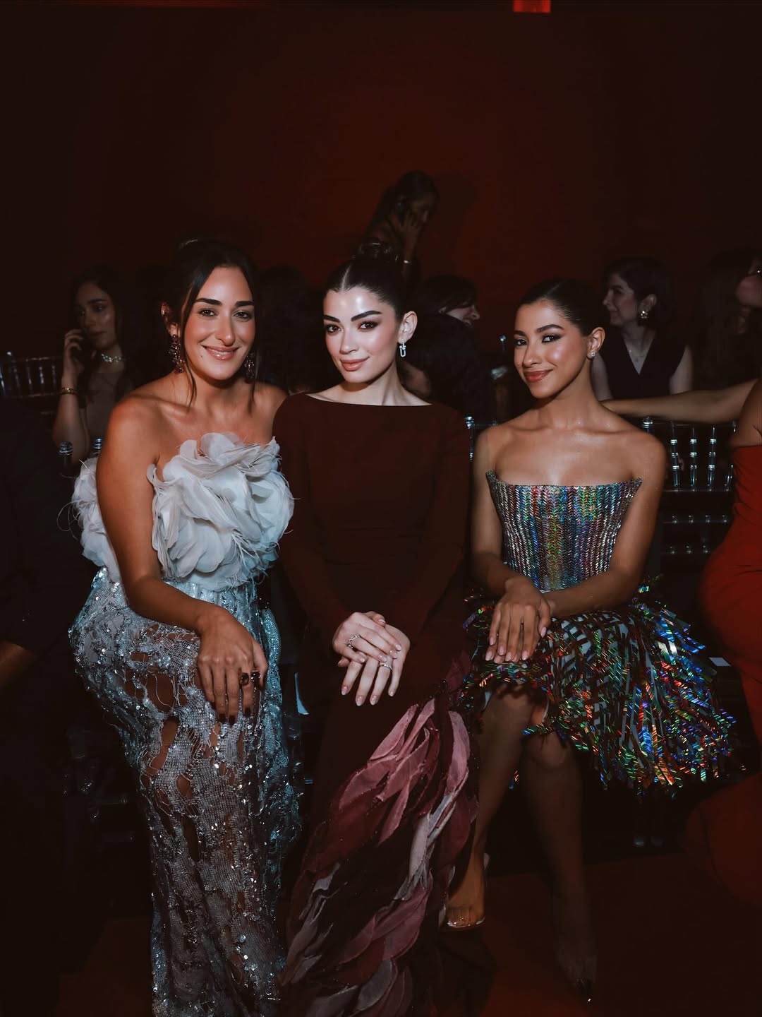 أمينة خليل بالطقم المكون من تنورة ماكسي مستقيمة باللون الأبيض