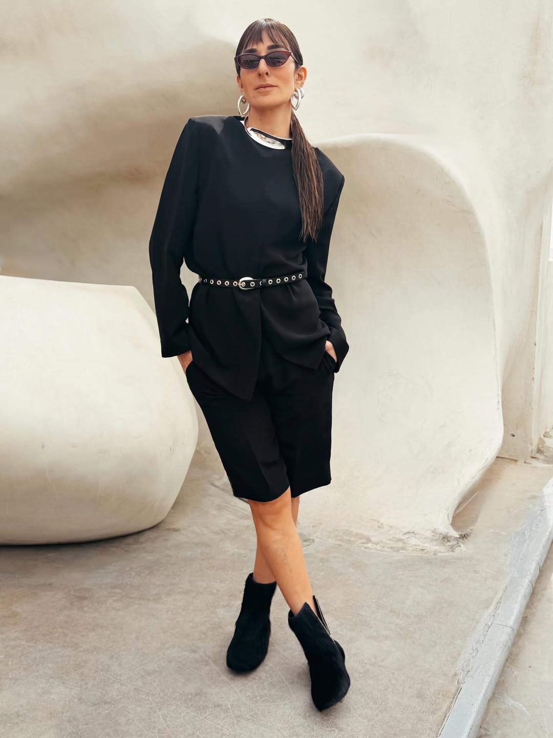 أمينة خليل ترتدي طقما باللون الأسود