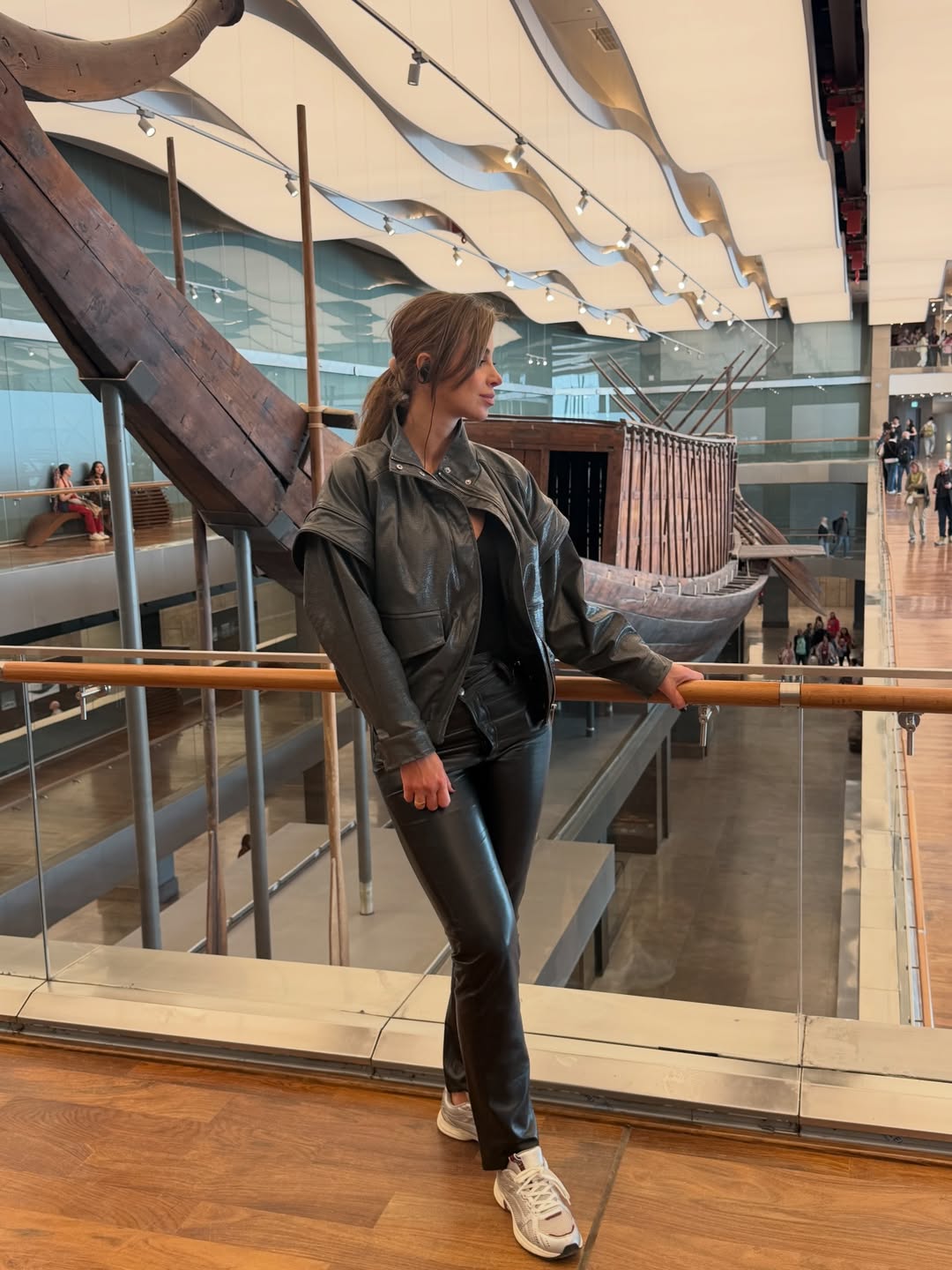 أنابيلا بالبنطال الجلدي الأسود وجاكيت من الجلد اللامع