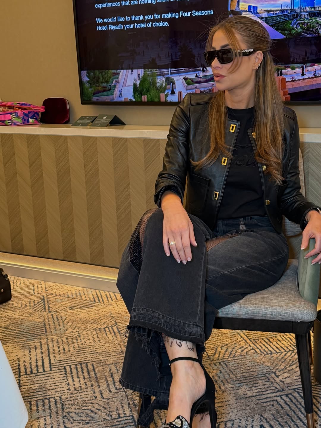 أنابيلا بستايل بنطال الدنيم الداكن وجاكيت أنيق من الجلد