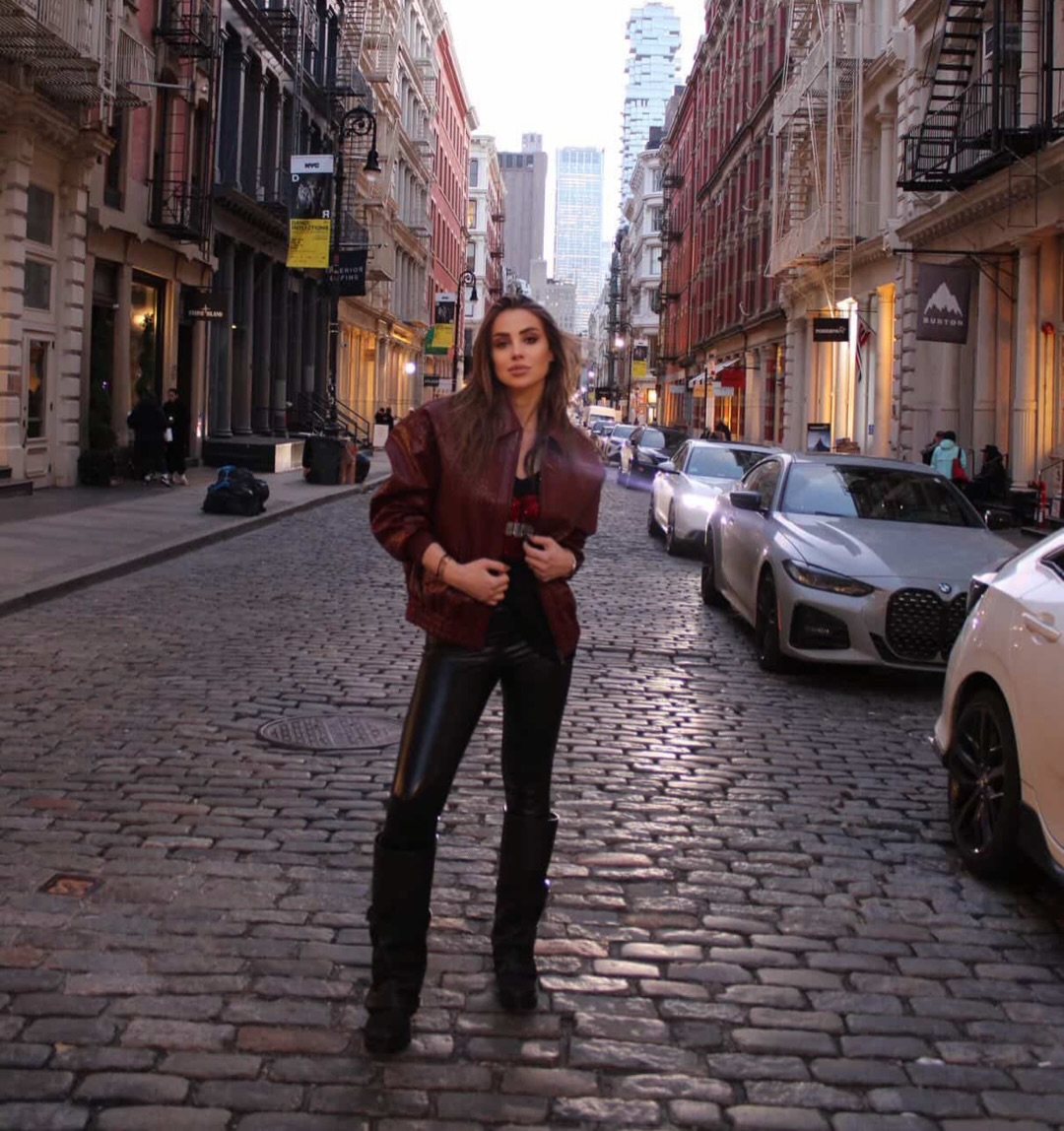 أنابيلا هلال ترتدي بنطالا من الجلد الأسود مع توب أسود وجاكيت جلدي منتفخ