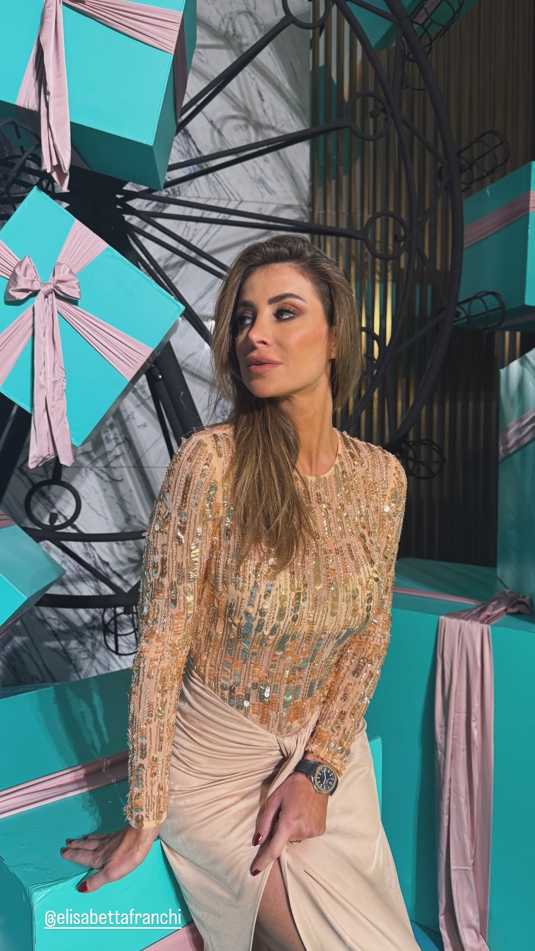 أنابيلا هلال بفستان سهرة من Elisabetta Franchi يليق تصميمه بسهرات الخريف
