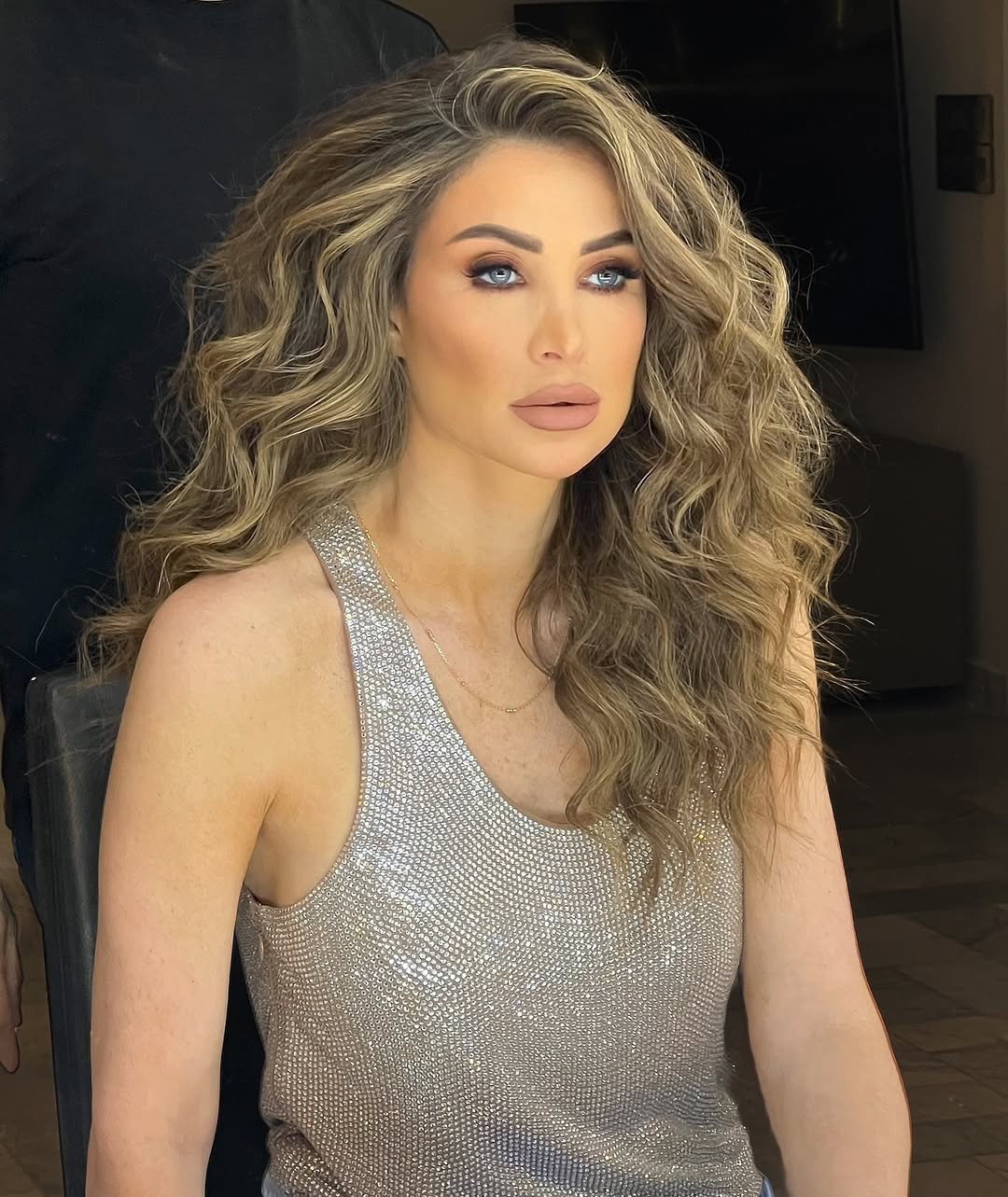 إطلالة أنابيلا هلال بالهايلايت البني مع الذهبي