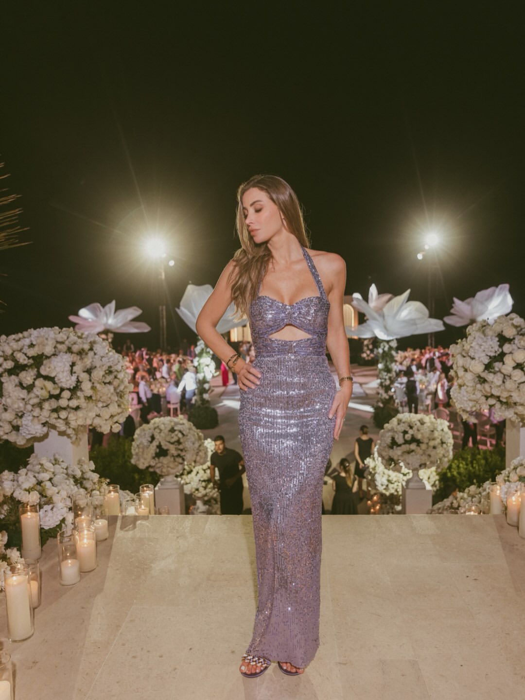 أنابيلا هلال بفستان بنفسجي مرصّع بالترتر من Blooming Dress
