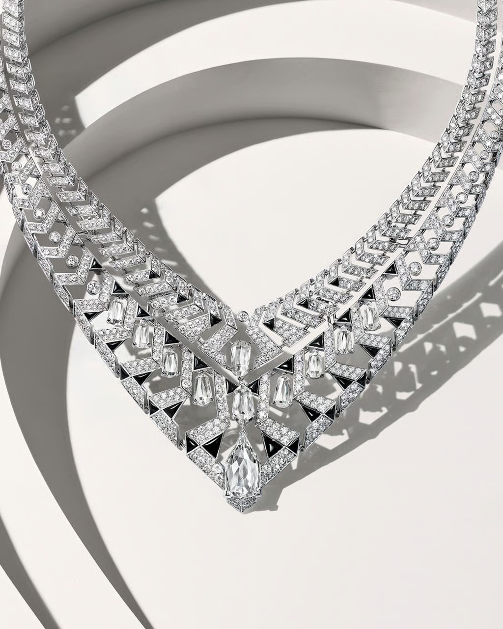 أناقة الألماس في تصميم  أرت ديكو من Cartier