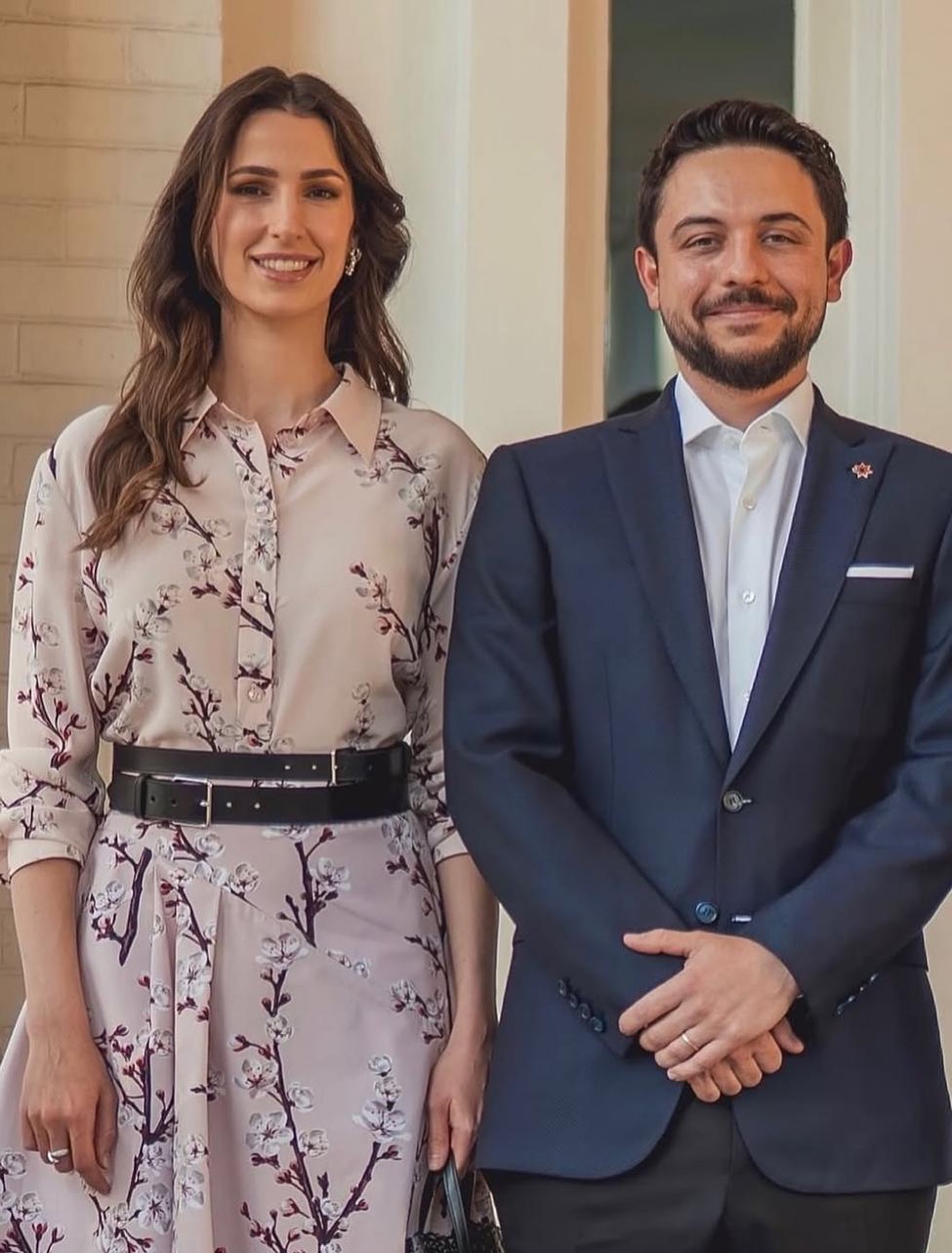 أناقة الأميرة رجوة الحسين بفستان مطبع بالورود