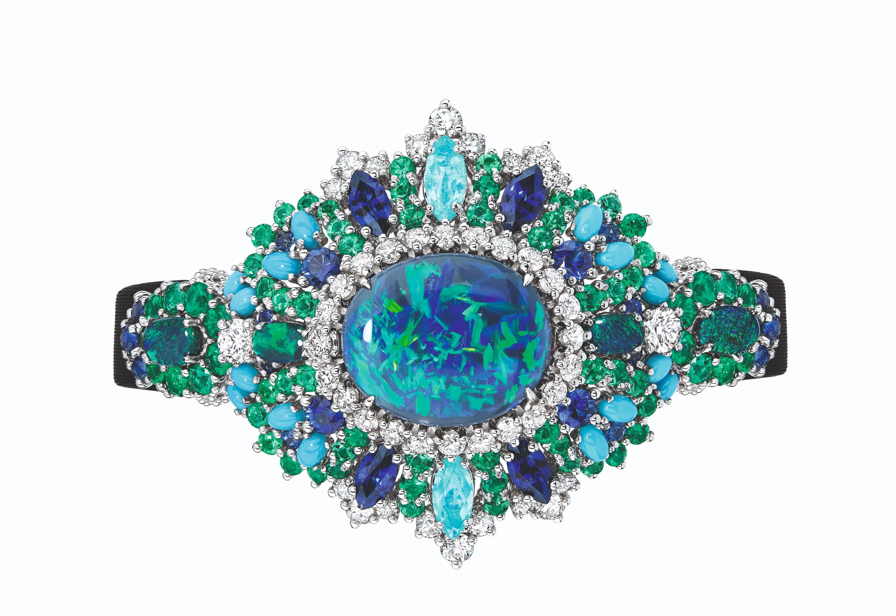 أناقة الأوبال في سوار من Dior  