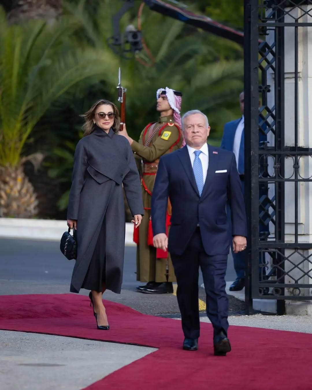 أناقة الملكة رانيا بالمعطف الأسود الشتوي