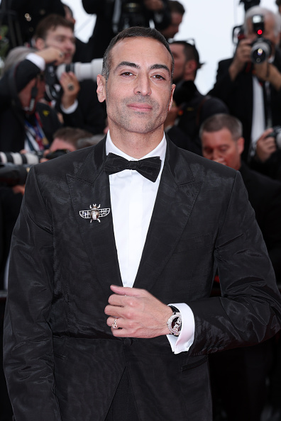 أناقة محمد التركي مع نظارات Signature C de Cartier ودبوس Insecte Bionique