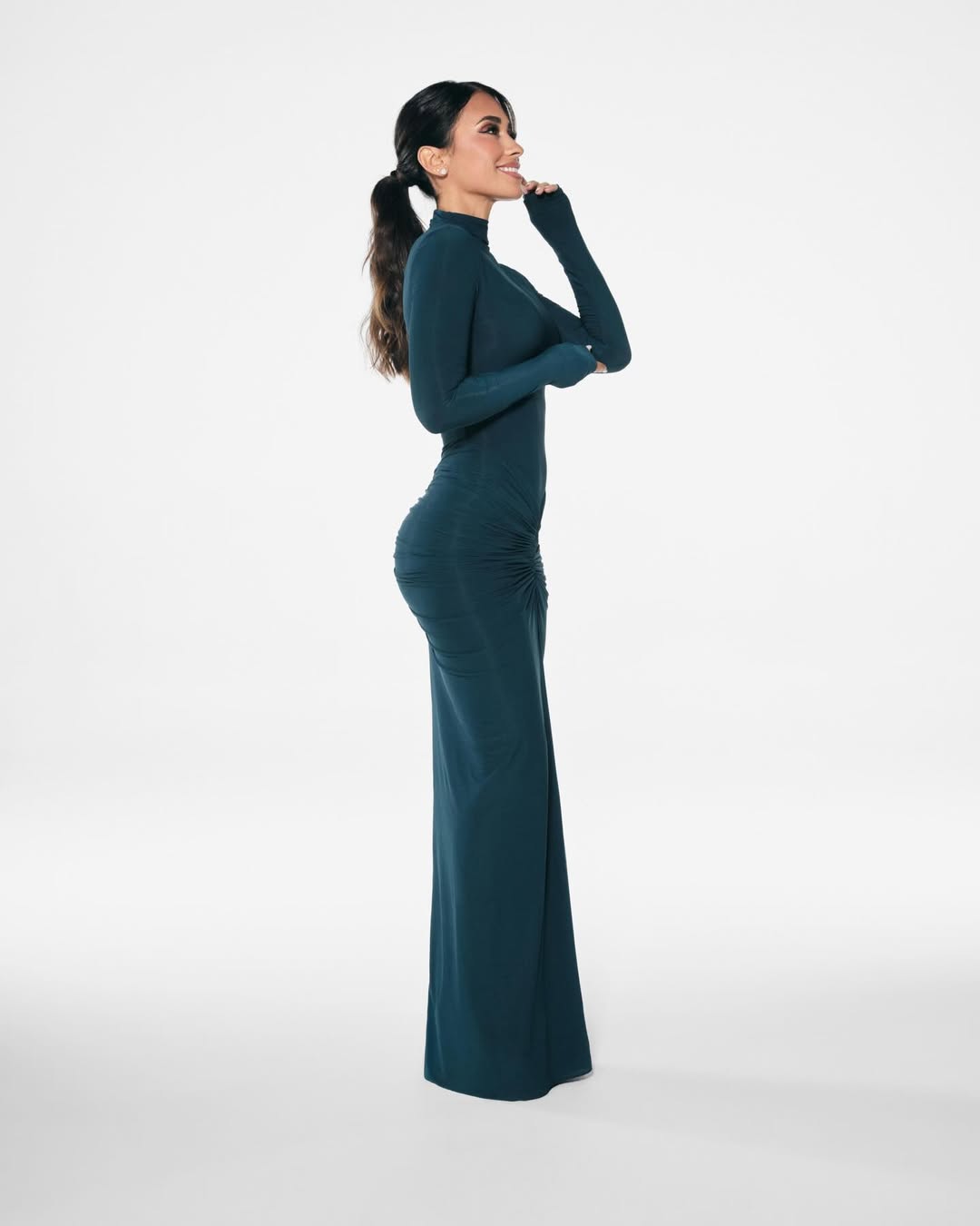 أنتونيلا روكوزو بستايل فستان سهرة طويل باللون الأزرق المخضر